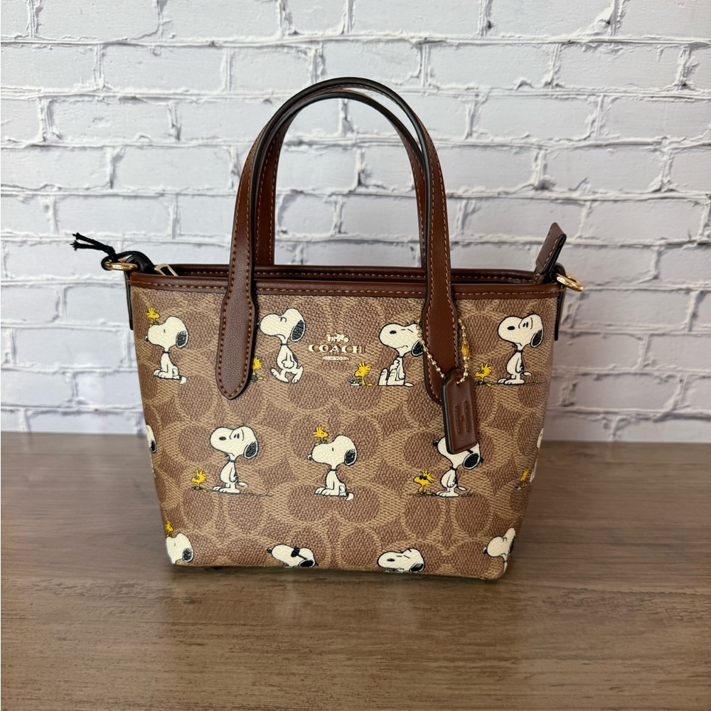 NWT authentic Coach X Peanuts City Mini Tote Bag Canvas With Snoopy Print CBS83